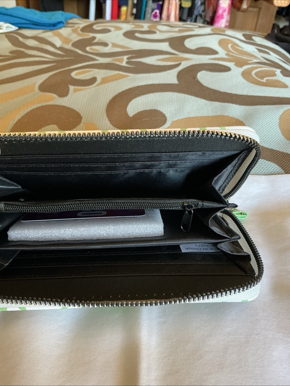 White Wristlet Wallet with Green Hemp Leaf Print - Picture 3 of 3